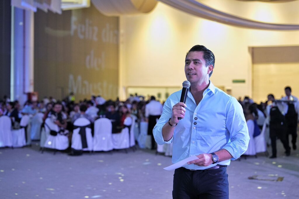 Reconoce Felifer Macías a docentes por el Día de Maestro