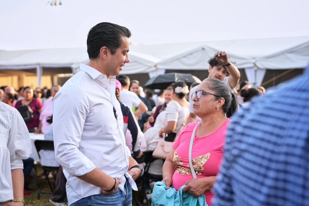 Asiste Felifer Macías al festival Madre Solo Hay Una, en Huimilpan