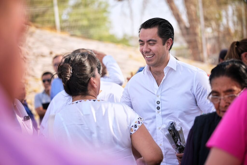 Festeja Felifer Macías a las mamás en su día en la Delegación Josefa Vergara y Hernández