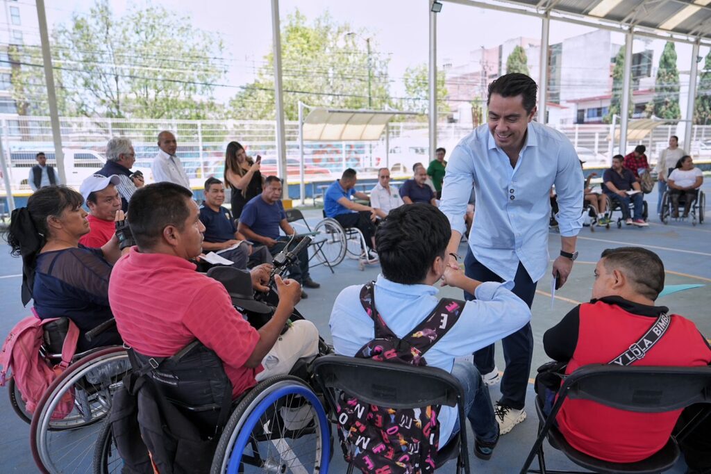 Presenta Felifer Macías a deportistas con discapacidad el programa social El Extra