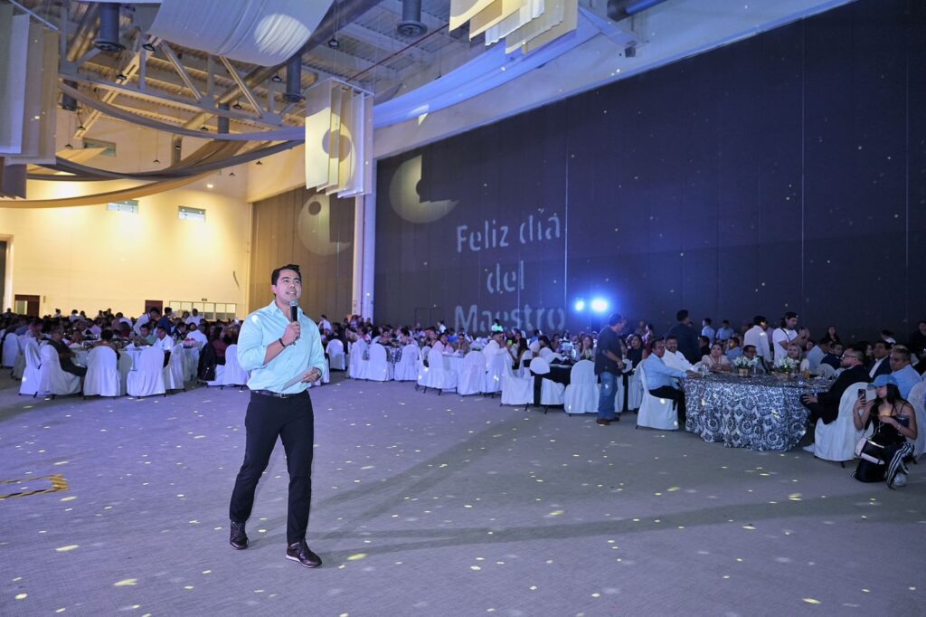 Reconoce Felifer Macías a docentes por el Día de Maestro