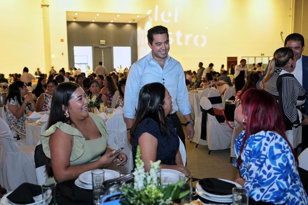 Reconoce Felifer Macías a docentes por el Día de Maestro