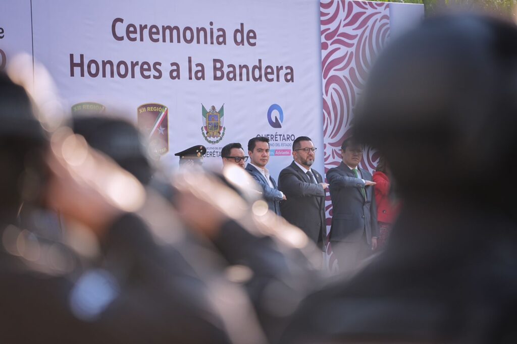Asiste Felifer Macías a los Honores a la Bandera junto a autoridades estatales y federales