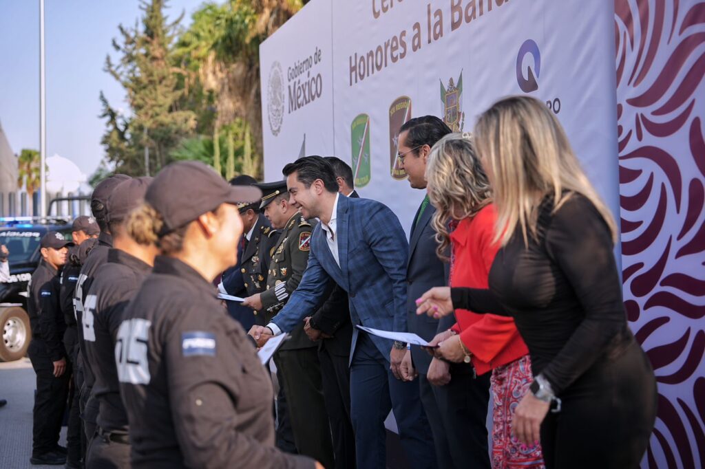 Asiste Felifer Macías a los Honores a la Bandera junto a autoridades estatales y federales