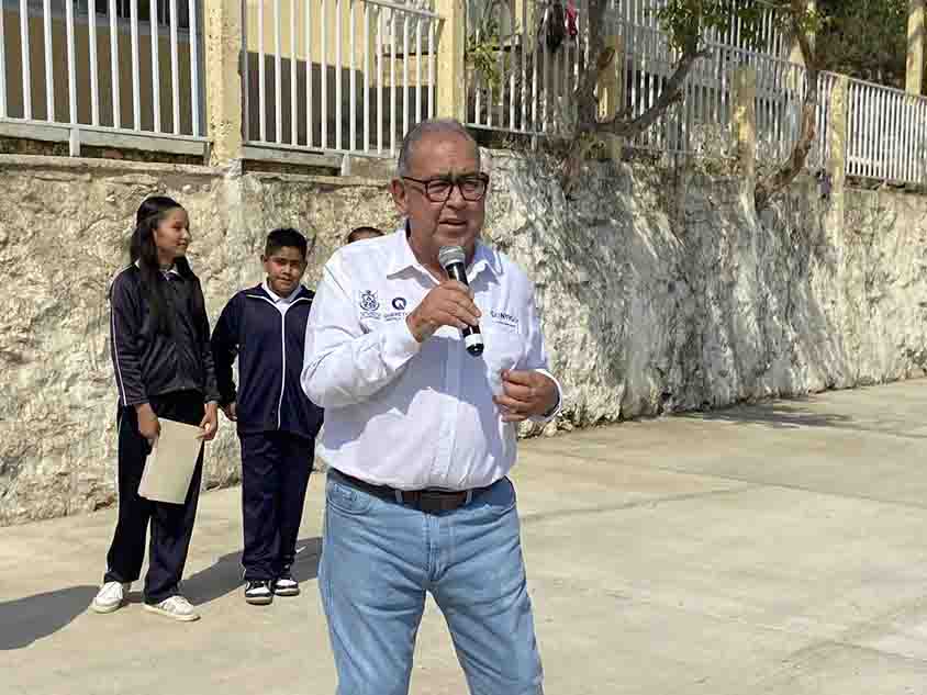 Entrega IFEQ obras educativas en Pinal de Amoles