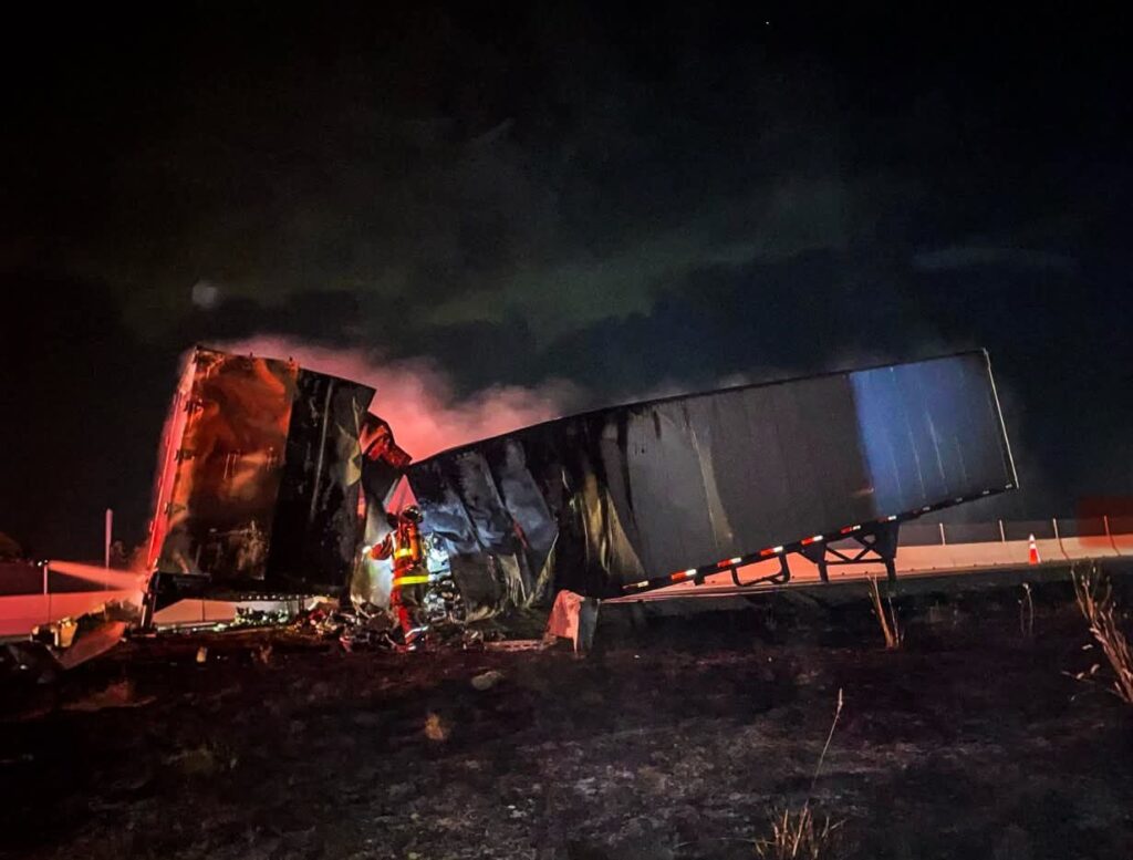 Incendio de Tracto Camión Moviliza a Bomberos Voluntarios en Tuna Manza