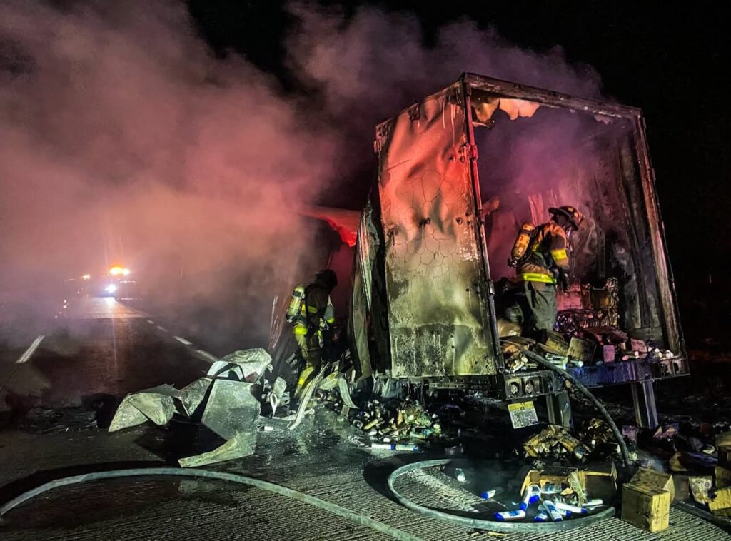 Incendio de Tracto Camión Moviliza a Bomberos Voluntarios en Tuna Manza