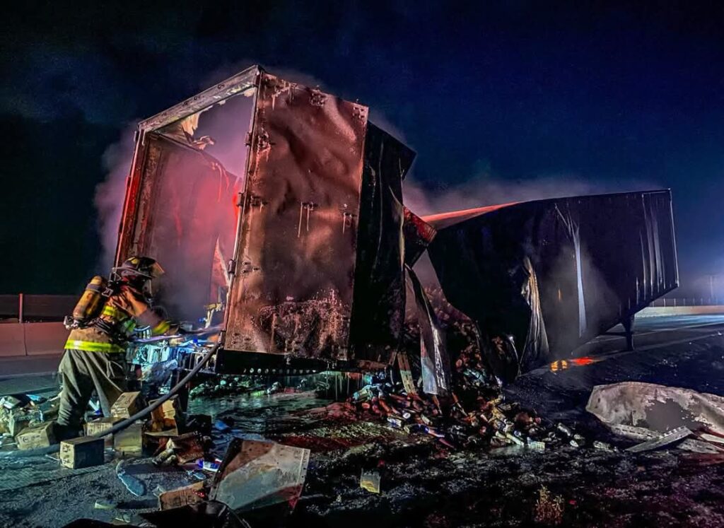 Incendio de Tracto Camión Moviliza a Bomberos Voluntarios en Tuna Manza