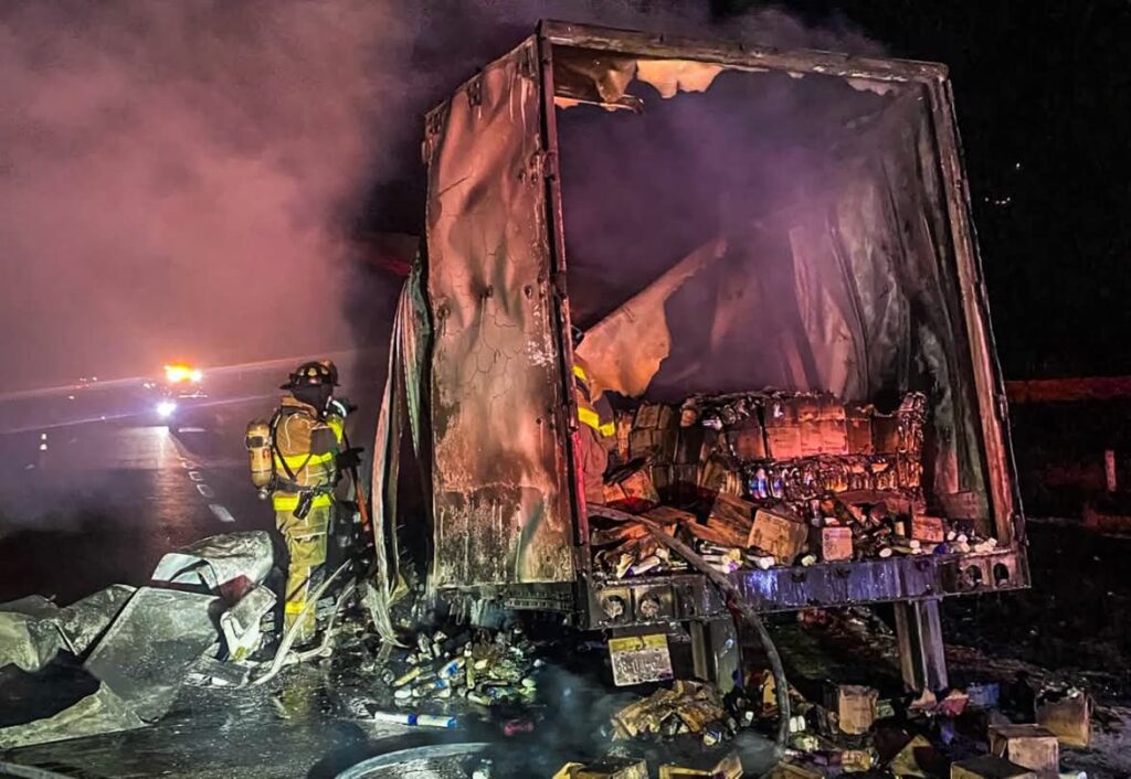 Incendio de Tracto Camión Moviliza a Bomberos Voluntarios en Tuna Manza