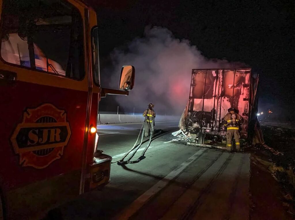 Incendio de Tracto Camión Moviliza a Bomberos Voluntarios en Tuna Manza