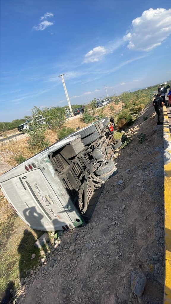 Volcadura de transporte de personal deja 5 lesionados en Ajuchitlán