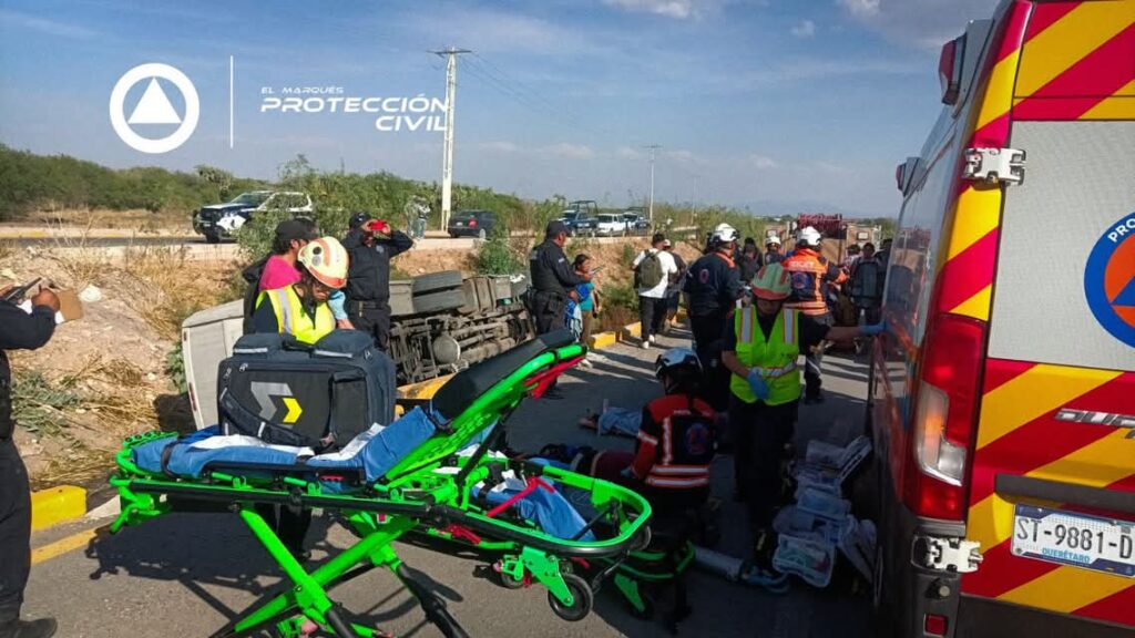 Volcadura de transporte de personal deja 5 lesionados en Ajuchitlán