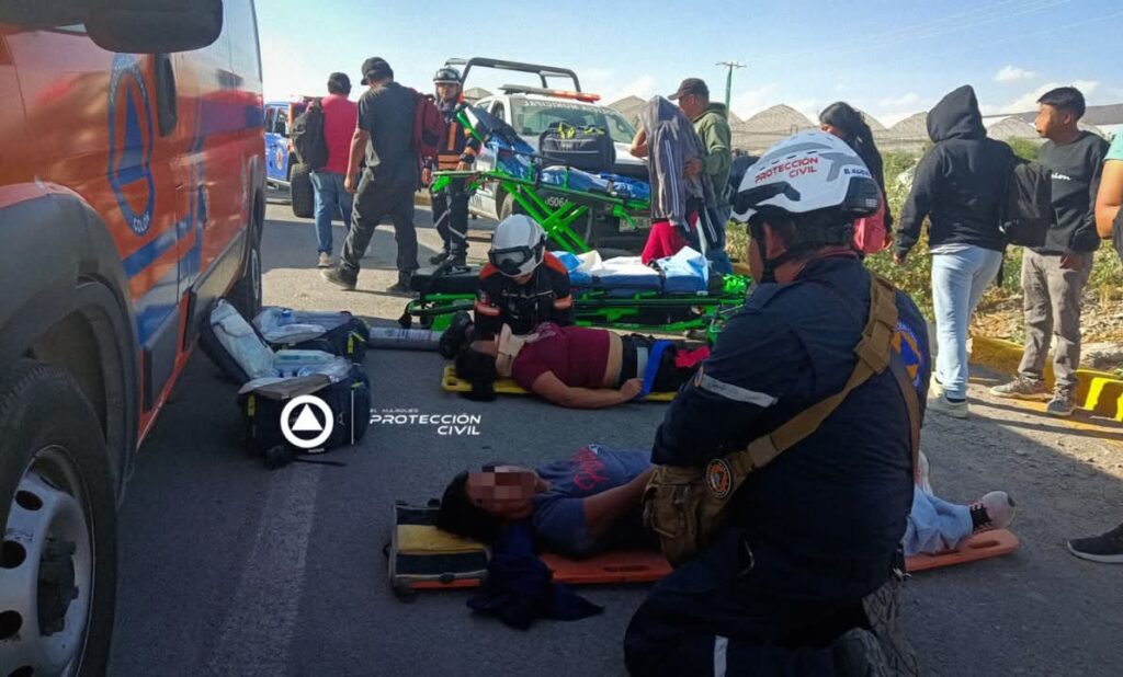 Volcadura de transporte de personal deja 5 lesionados en Ajuchitlán