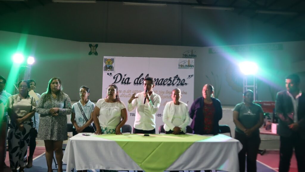 Reconoce Tolimán labor de docentes en su día