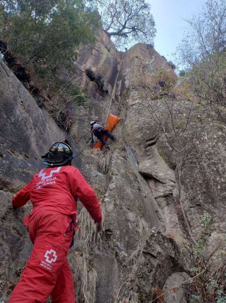 Rescatan a hombre que cayó a una barranca en Yosphi, Amealco