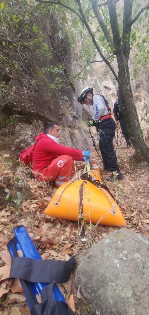 Rescatan a hombre que cayó a una barranca en Yosphi, Amealco