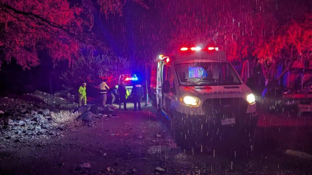 Rescatan a hombre atrapado en río entre La Negreta y Santa Bárbara