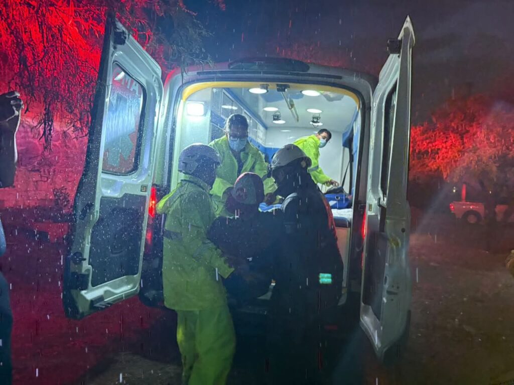 Rescatan a hombre atrapado en río entre La Negreta y Santa Bárbara
