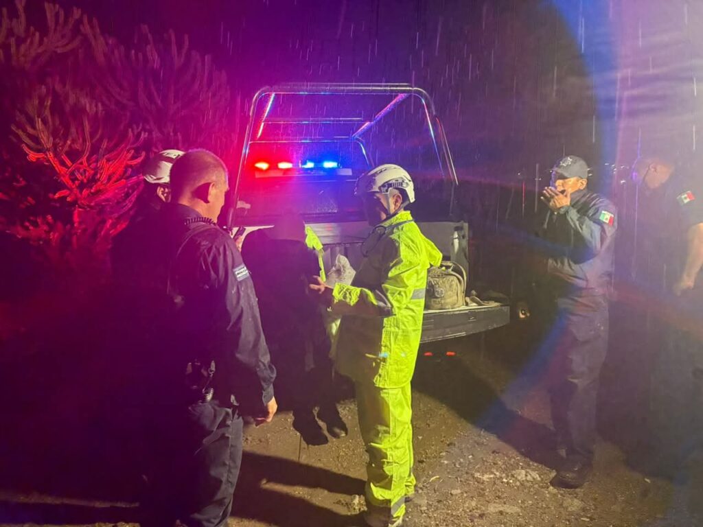 Rescatan a hombre atrapado en río entre La Negreta y Santa Bárbara