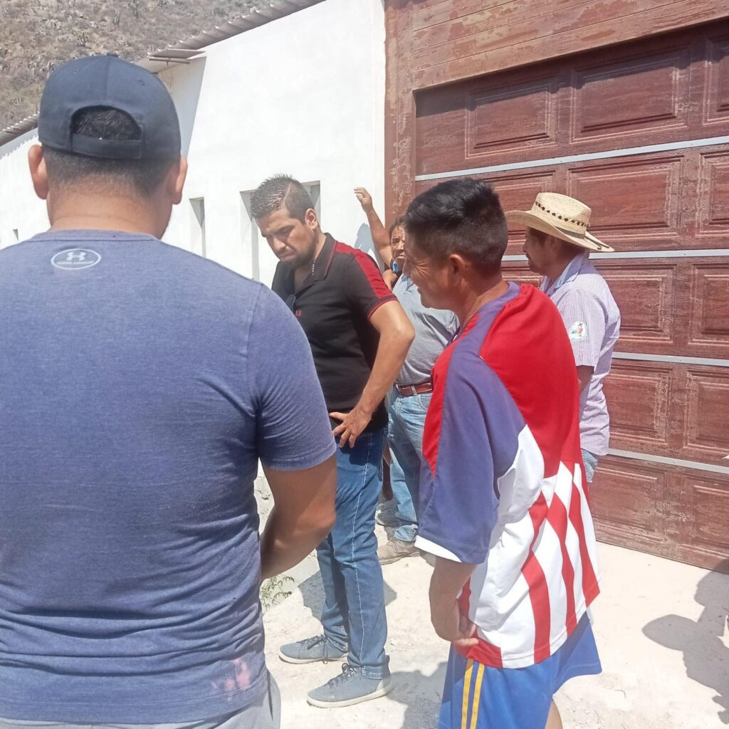 Dialogan sobre mejoras al campo de fútbol en Bomintzá