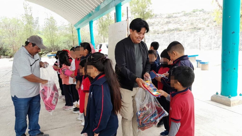Reconocen con obsequios la entrega del sector educativo
