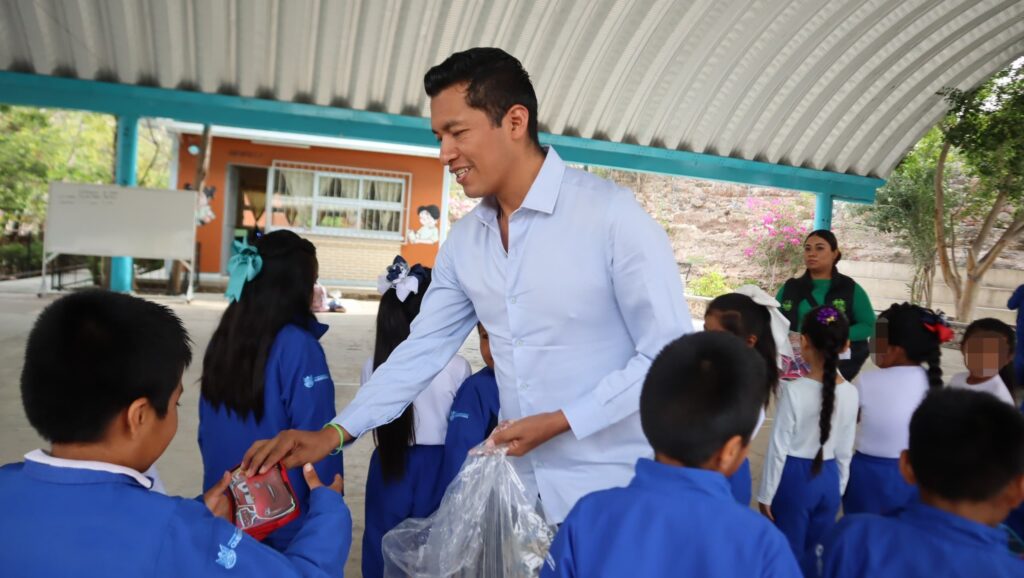 Reconocen con obsequios la entrega del sector educativo