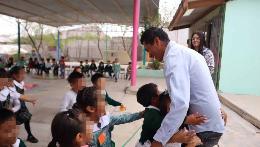 Reconocen con obsequios la entrega del sector educativo