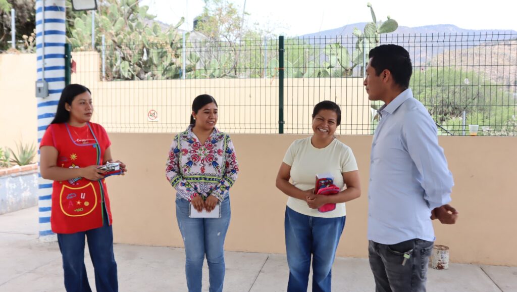 Reconocen con obsequios la entrega del sector educativo