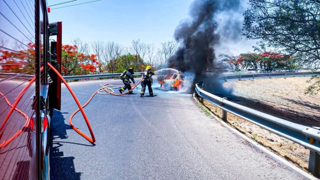 Controlan incendio de vehículo sin heridos en el lugar