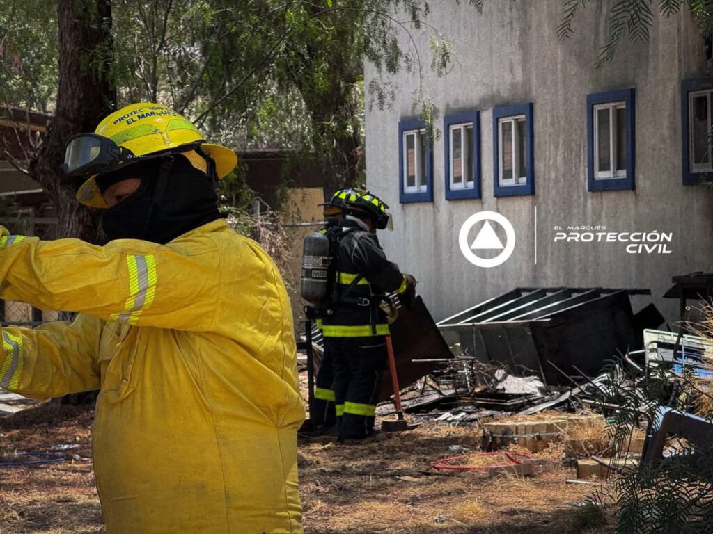 Controlan incendio al interior de una secundaria en La Cañada