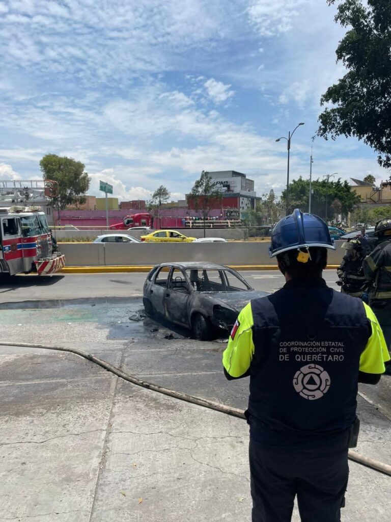 Se incendia vehículo en Av. 5 de Febrero; no hay lesionados
