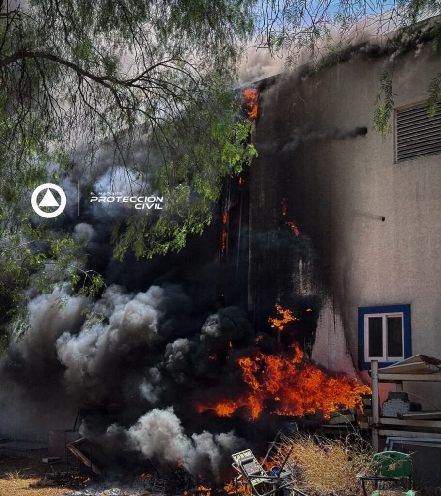 Controlan incendio al interior de una secundaria en La Cañada