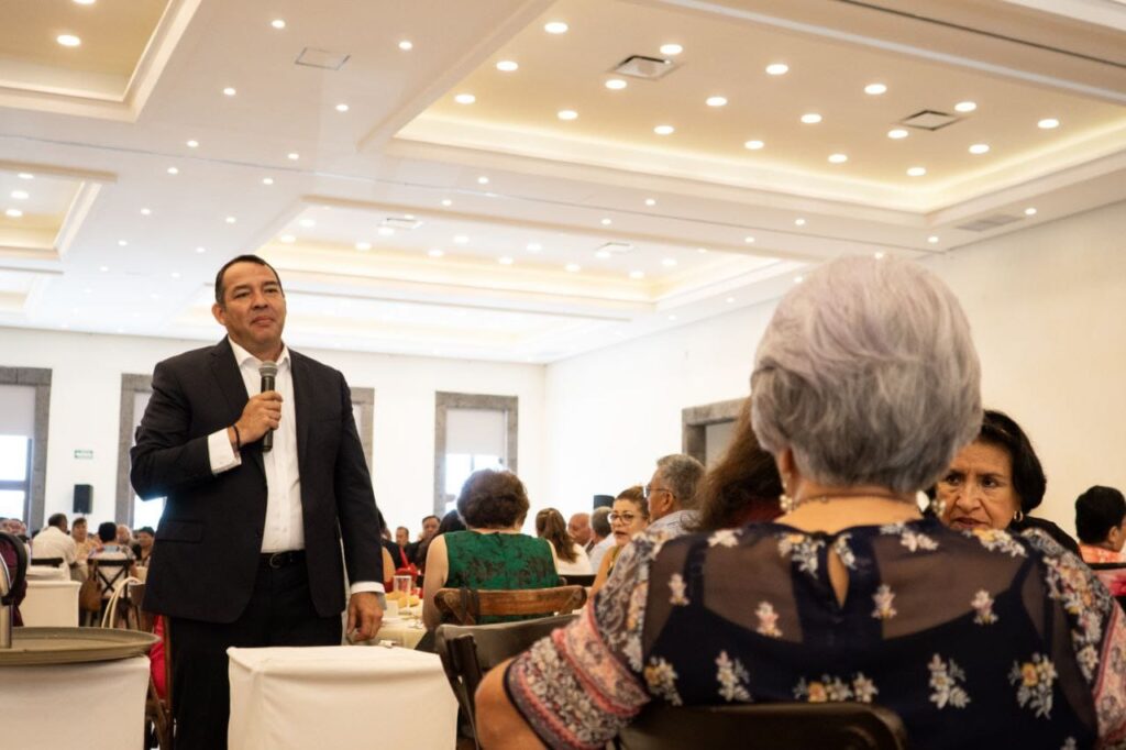 Las y los maestros jubilados han aportado crecimiento a San Juan del Río con educación y valores: Roberto Cabrera
