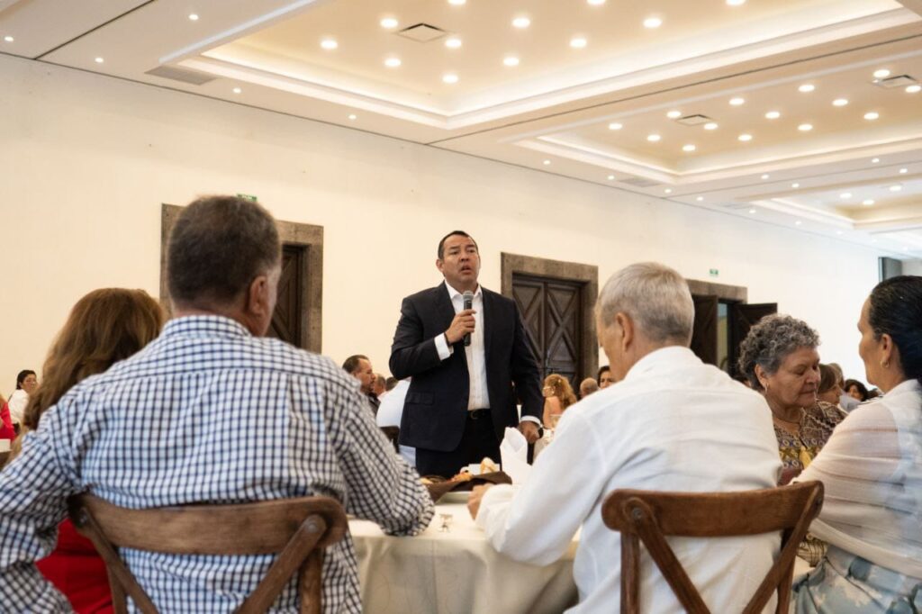 Las y los maestros jubilados han aportado crecimiento a San Juan del Río con educación y valores: Roberto Cabrera