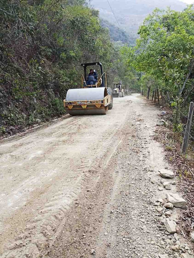 Gobierno del Estado mejora caminos en Landa de Matamoros