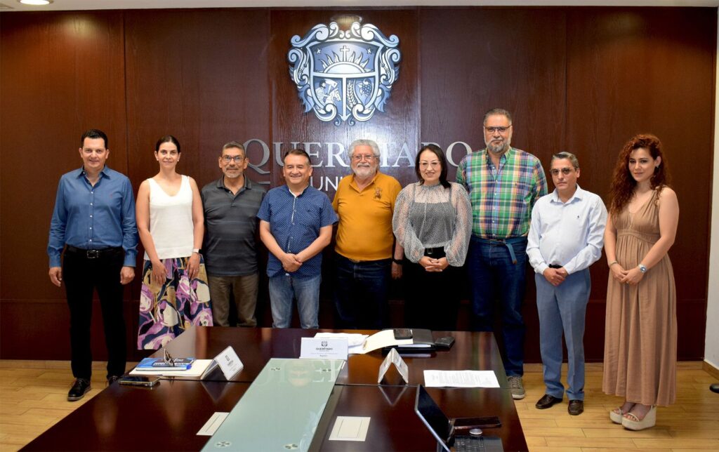 En el marco de la primera Sesión Ordinaria de la Comisión de Participación Ciudadana del Municipio de Querétaro, se presentó la propuesta para la elaboración del Reglamento de Participación Ciudadana, elaborada por los activistas Walter López y César Zafra, en colaboración con diversos colectivos y organizaciones de la sociedad civil. La propuesta contó con el acompañamiento técnico de la Secretaría de Planeación y Participación Ciudadana, encabezada por Beatriz Marmolejo Rojas, informó el regidor Marco Antonio León Hernández.