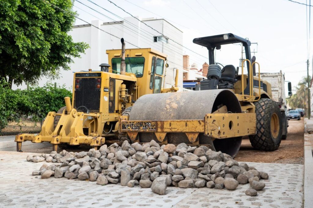 Supervisan Roberto Cabrera y Obras Públicas trabajos de rehabilitación de calles en colonia El Molino