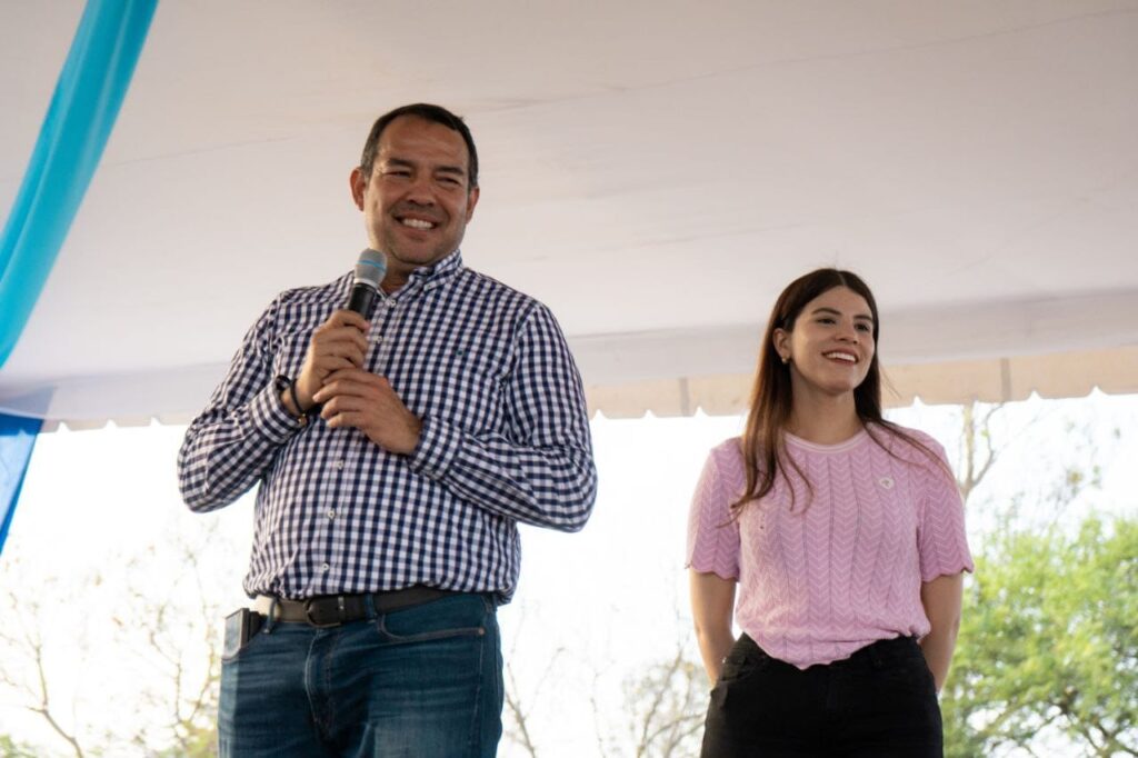 Supervisan Roberto Cabrera y Obras Públicas trabajos de rehabilitación de calles en colonia El Molino