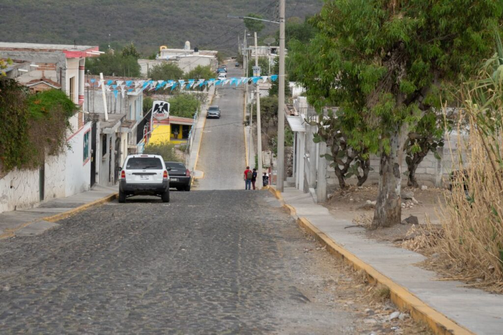 Entrega Roberto Cabrera construcción de banquetas en la comunidad de Soledad del Río