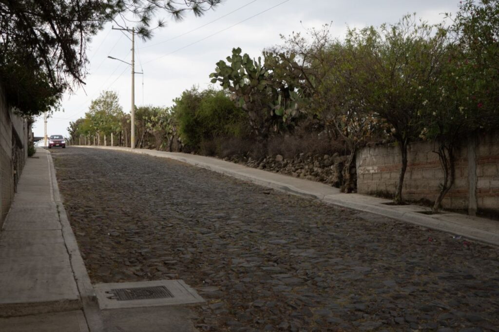 Entrega Roberto Cabrera construcción de banquetas en la comunidad de Soledad del Río