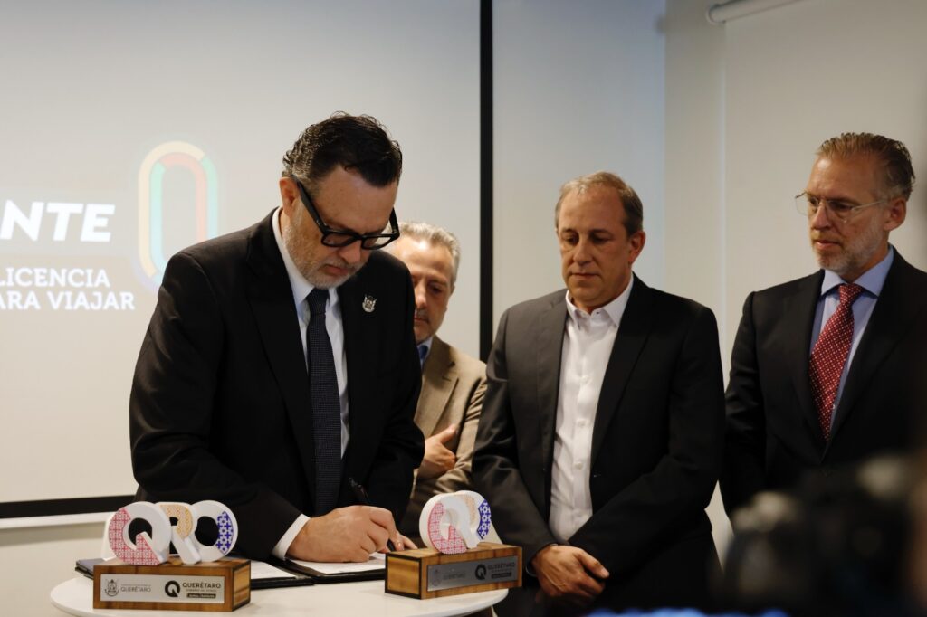 Firma Mauricio Kuri convenio con Ávoris Travel School