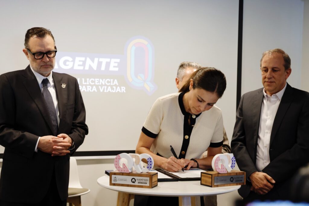 Firma Mauricio Kuri convenio con Ávoris Travel School