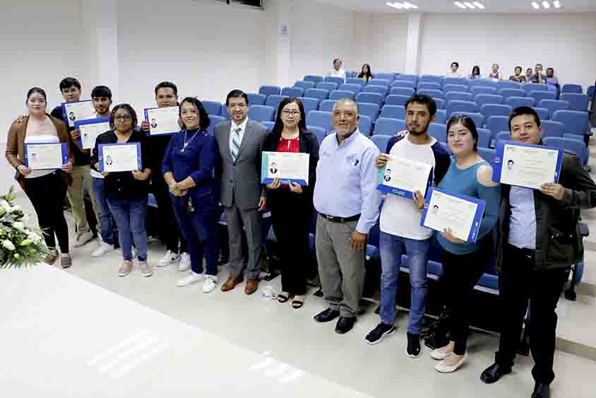 Entrega UTC títulos a egresados