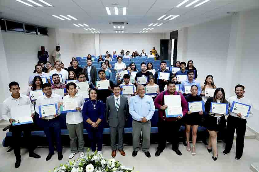 Entrega UTC títulos a egresados