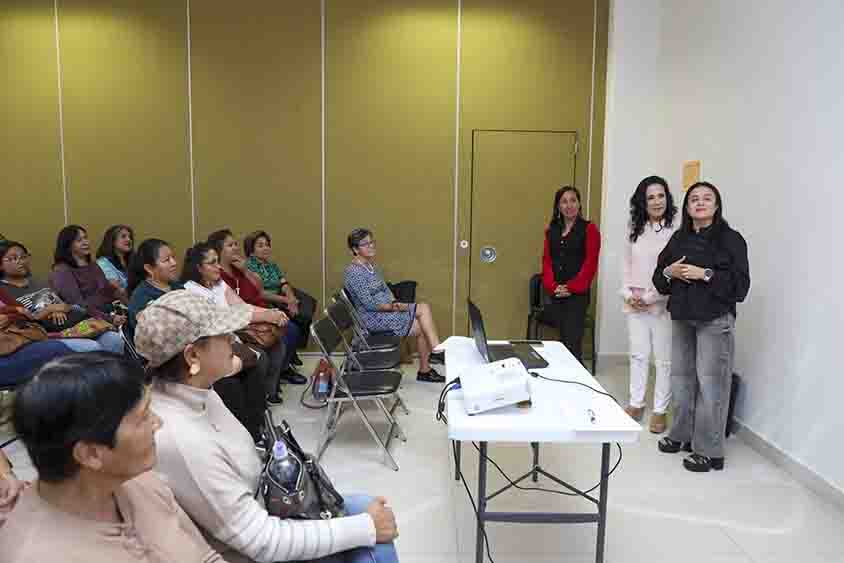 Entregan SEDIF y UTEQ reconocimientos a emprendedoras de Casa de la Mujer