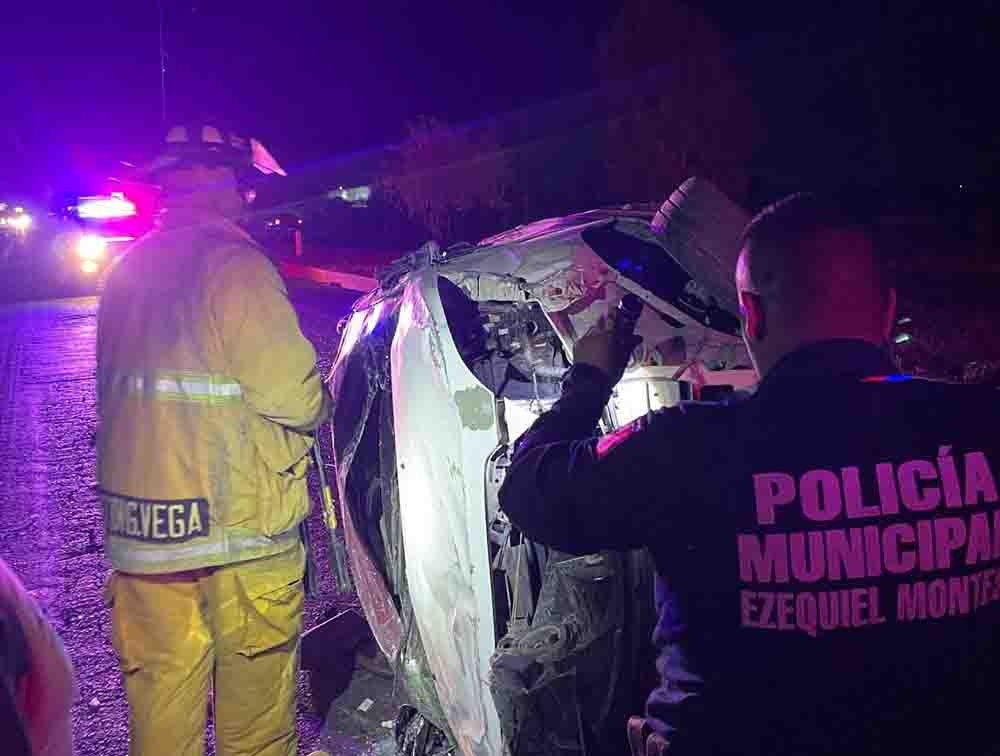 Atiende Bomberos Voluntarios percance vehicular en la carretera San Juan del Río-Xilitla