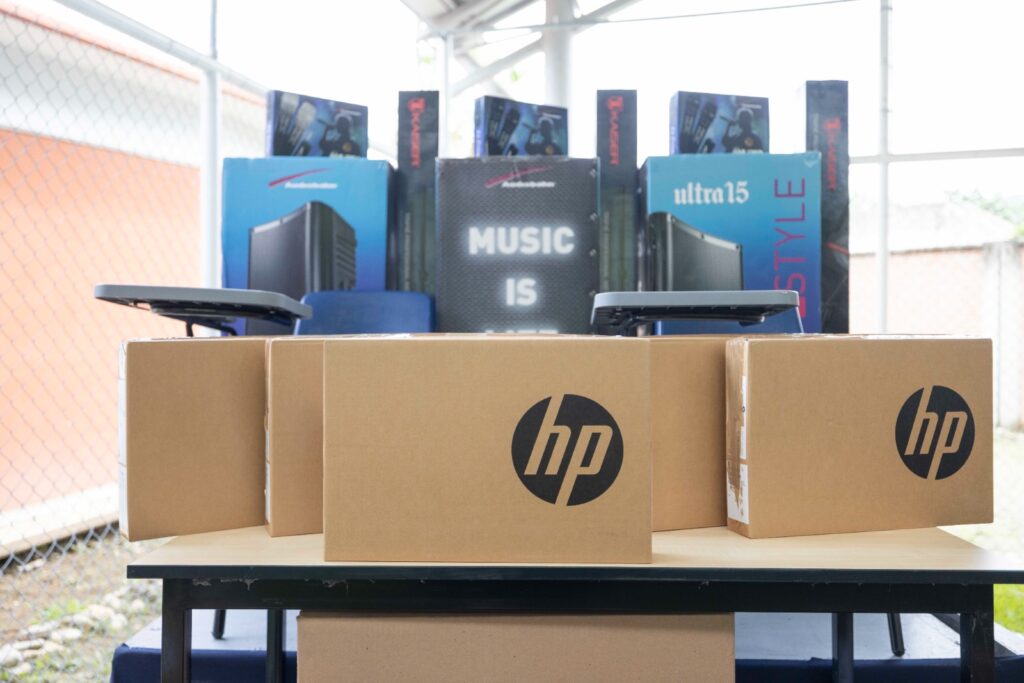 Entrega Gobernador equipamiento y apoyos a 55 instituciones educativas de la Sierra Gorda