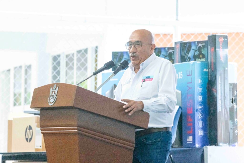 Entrega Gobernador equipamiento y apoyos a 55 instituciones educativas de la Sierra Gorda