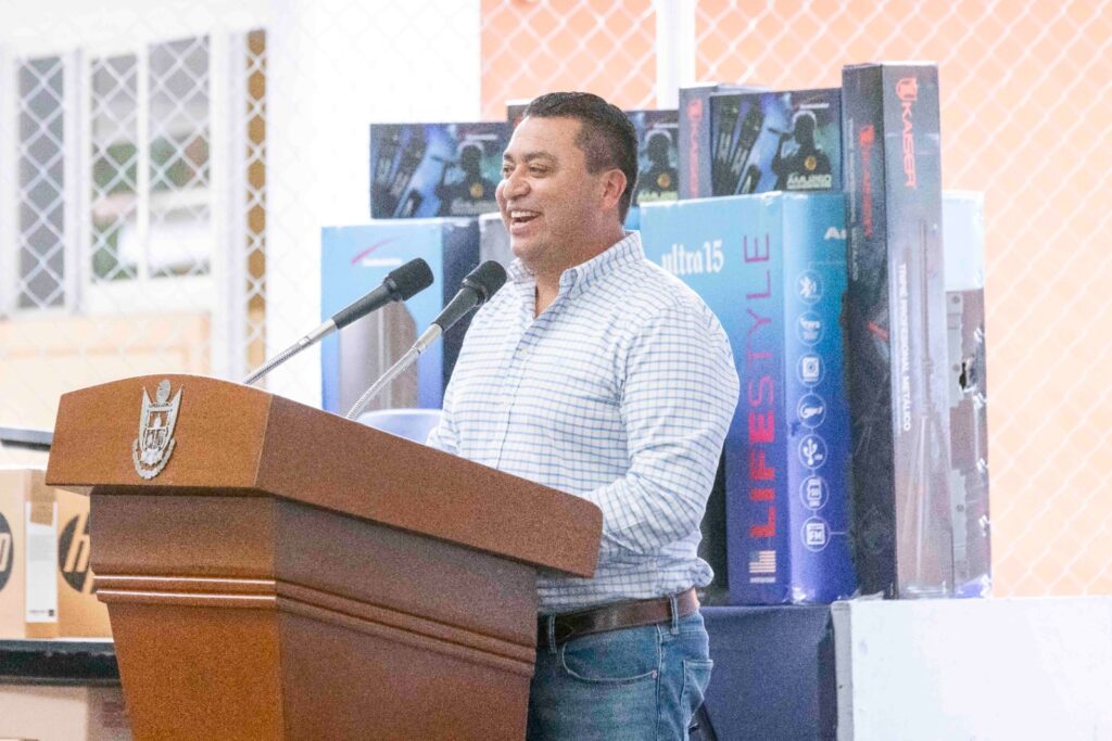 Entrega Gobernador equipamiento y apoyos a 55 instituciones educativas de la Sierra Gorda