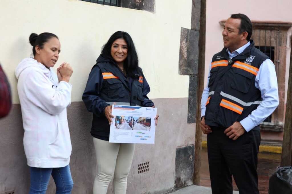 Roberto Cabrera entrega rehabilitación de banquetas de calle Mariano Jiménez en el Centro Histórico